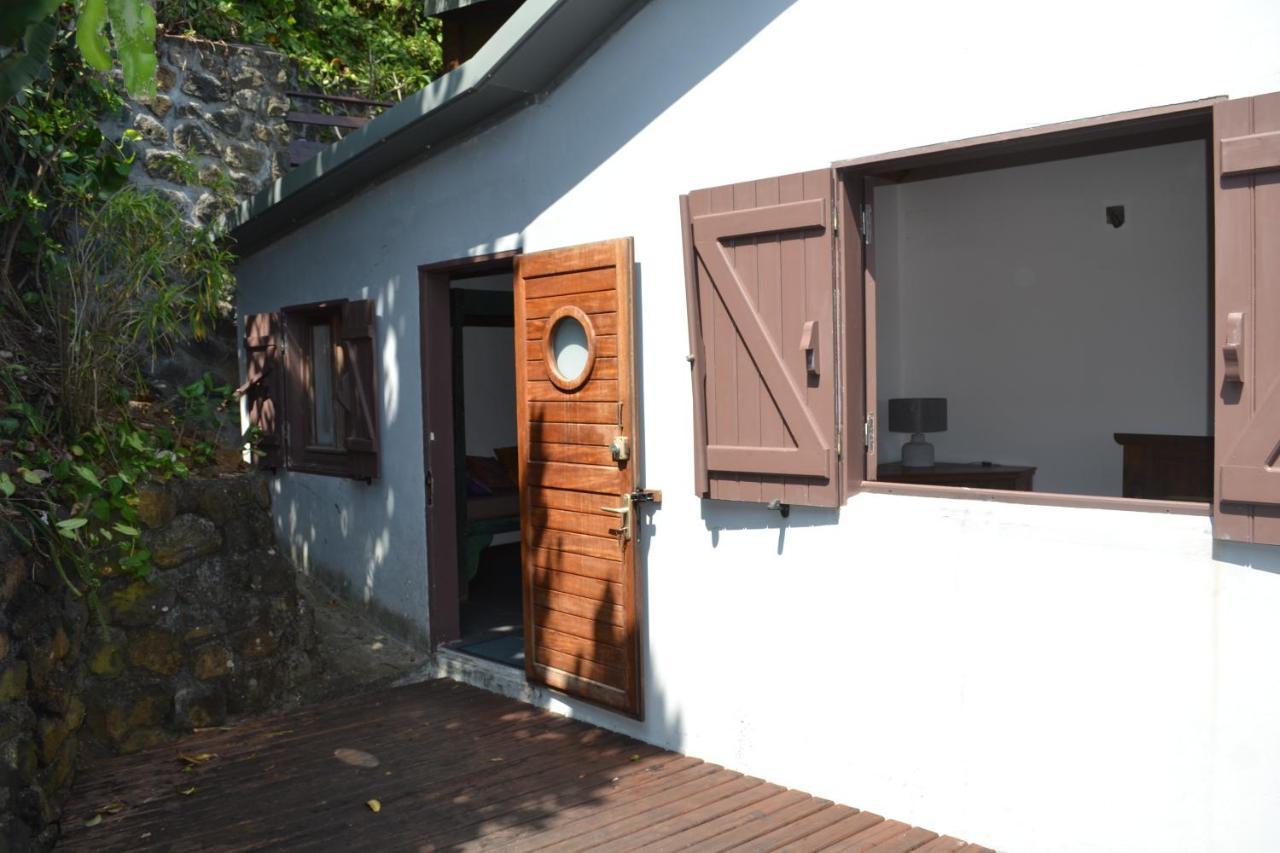 Villa Atypique Le Chat Perche De Grand Anse Petite-Ile Exterior photo